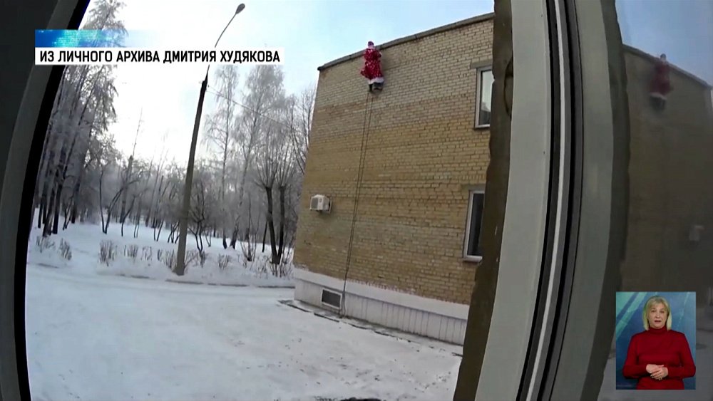 Альпинист необычно поздравил детей