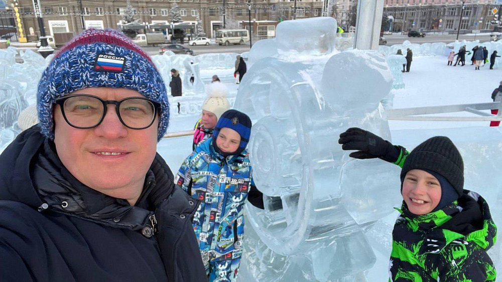 Алексей Текслер прогулялся с семьей по центру праздничного Челябинска