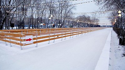 В Челябинске из‑за снегопада временно закрыли два ледовых катка
