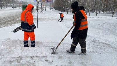 Уборкой дорог в Челябинске занимаются почти 2 тысячи рабочих