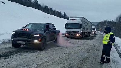 На трассе М-5 помогают застрявшим из-за снега автомобилям