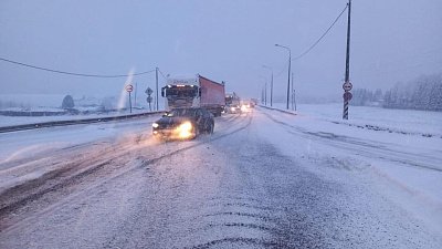 В Челябинской области на трассе М-5 затруднено движение из-за снега