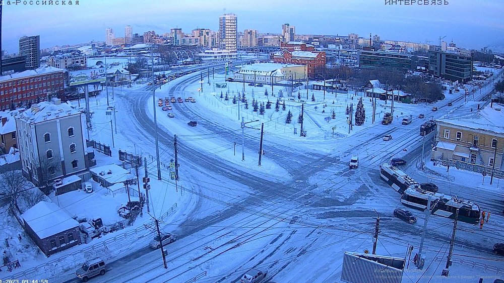 На перекрестке улиц Труда и Российской в Челябинске трамвай сошел с рельсов