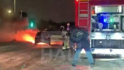 В Челябинске загорелся автомобиль во время движения