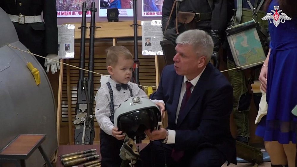 Сын участника СВО из Челябинска получил подарок от замминистра обороны РФ