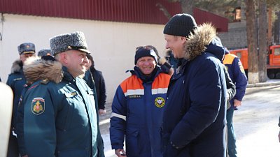 Директор челябинского завода за спасение жизни подарил спасателям Эльбруса погрузчик