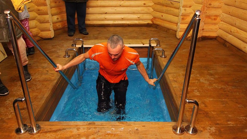 В Кусе по просьбам жителей открыли часовню с купелью