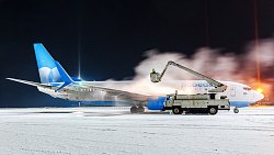 В челябинском аэропорту рассказали, как защищают самолеты от ледяной корки