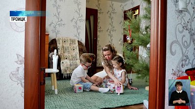 Семье с двойняшками вручили жилищный сертификат