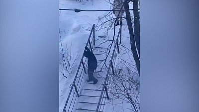 В Златоусте пожилая женщина упала с заснеженной лестницы