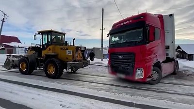 В Троицке сотрудники Госавтоинспекции помогли водителю буксующего большегруза