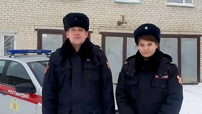 Сотрудники Росгвардии в Симе помогли водителю починить машину