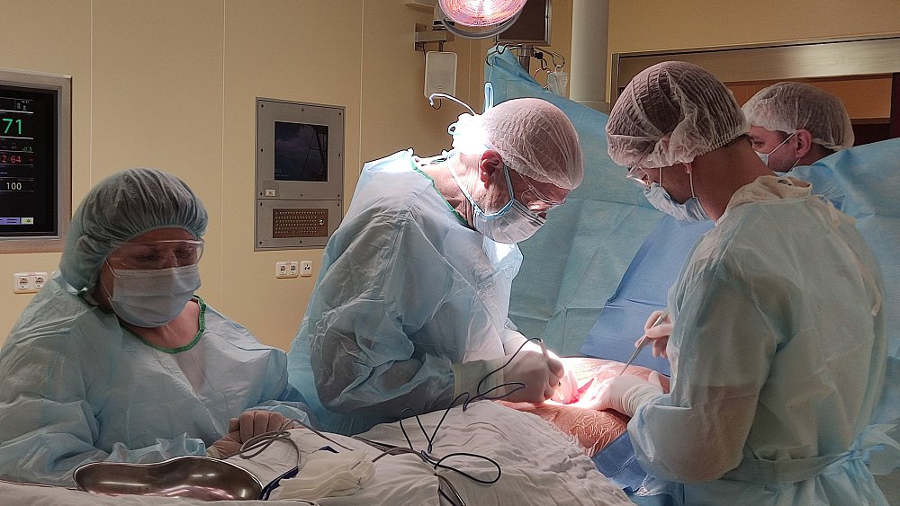 Известный челябинский хирург прооперировал пациента в свой юбилей