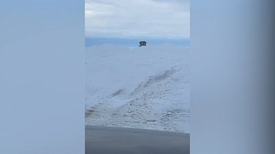 В Агаповском районе расчищают занесенную снегом трассу