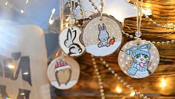 В Челябинской области мастерица дарит вторую жизнь выброшенным новогодним елкам