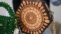 В Челябинской области мастерица дарит вторую жизнь выброшенным новогодним елкам