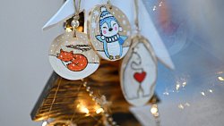 В Челябинской области мастерица дарит вторую жизнь выброшенным новогодним елкам