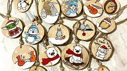 В Челябинской области мастерица дарит вторую жизнь выброшенным новогодним елкам