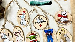 В Челябинской области мастерица дарит вторую жизнь выброшенным новогодним елкам