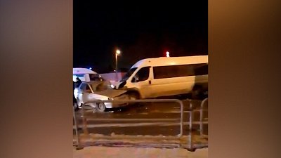 В Челябинске столкнулись маршрутное такси и легковой автомобиль