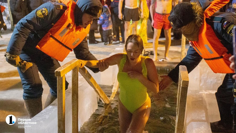 Спасатели рассказали, как правильно окунаться в прорубь на Крещение