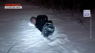 Поисковики спасли замерзающего в лесу мужчину