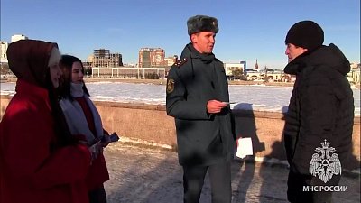 Сотрудники МЧС объяснили челябинцам правила безопасности во время крещенских купаний