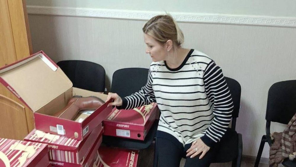 Жители Ясиноватой получили новую обувь от челябинского производителя