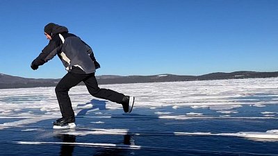 Жители Миасса катаются на замерзшем Тургояке на коньках и лыжах
