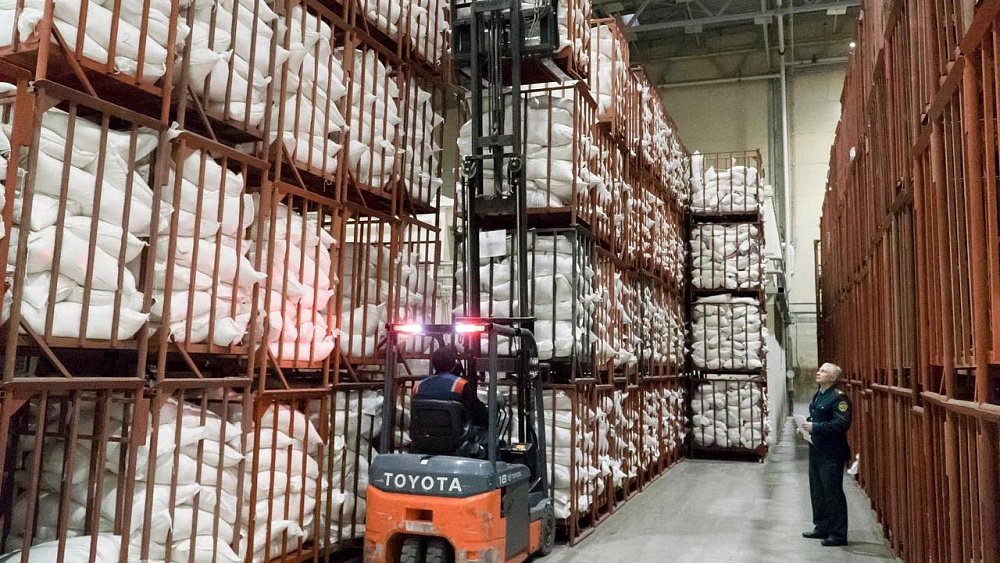 Челябинская таможня отдала 40 тонн контрафактного сахара старикам и детям