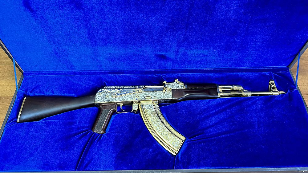Позолоченный автомат Калашникова из Златоуста пытались провезти на самолете