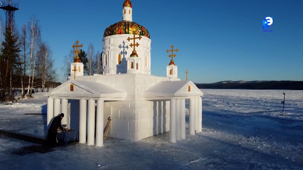 На льду Тургояка построена крещенская часовня