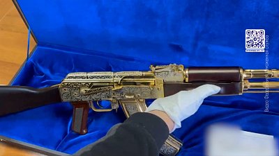 Мужчина пытался пронести в самолет золотой автомат