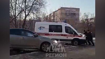 В Челябинске медикам пришлось выталкивать машину скорой помощи