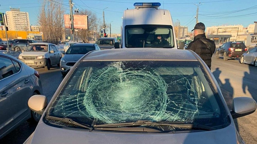 В Челябинске иномарка сбила двух пешеходов на перекрестке