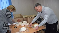 Партию меда и масла для воюющих земляков отправляют на передовую агаповские волонтеры