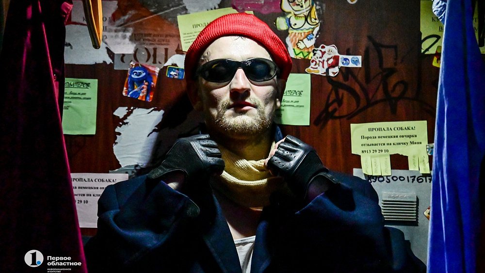 В Челябинске сыграли премьеру спектакля «Человек в&nbsp;закрытой комнате»