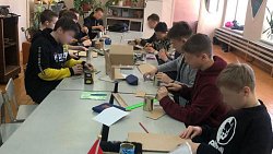 Кыштымские школьники подготовили для участников спецоперации сотню окопных свечей