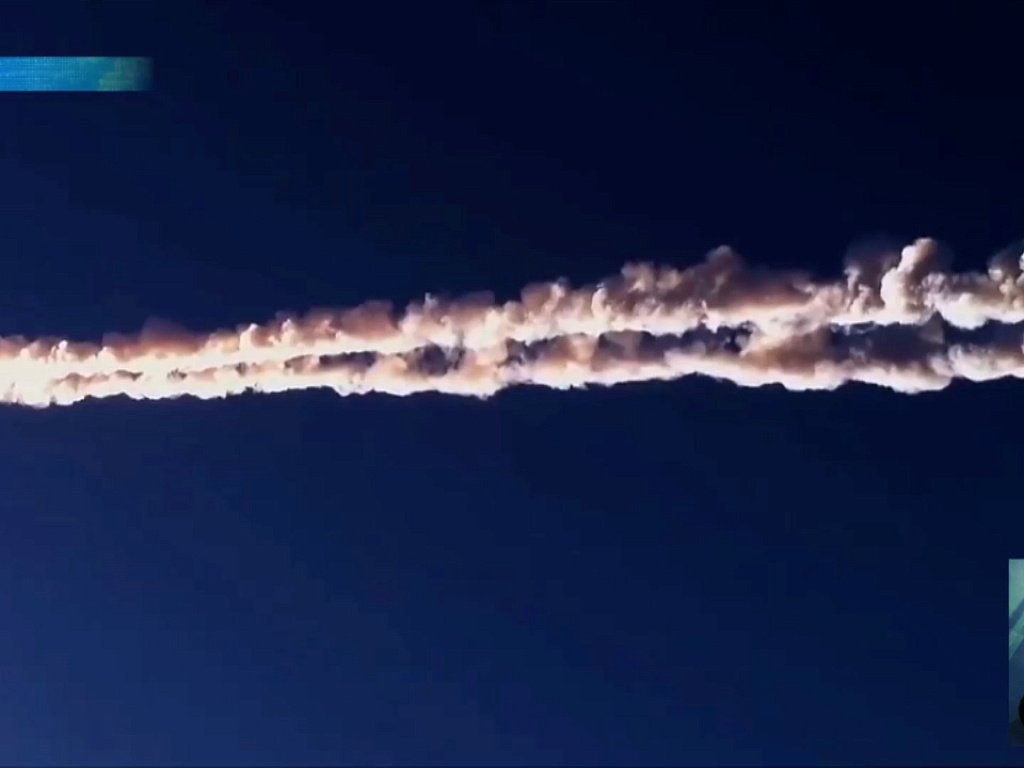 Метеор падает. Падение метеорита произошедшее егэ. Падающий метеорит. Метеор падает. Падение чебаркульского метеорита 15.