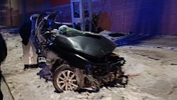 Два человека пострадали при столкновении «Мазды» со столбом в Челябинске