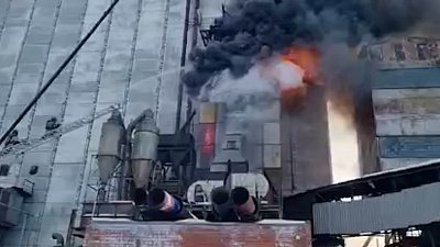 В Троицке загорелось здание зерносушилки