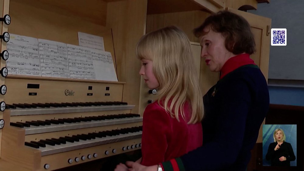 Жительница Миньяра изучает орган