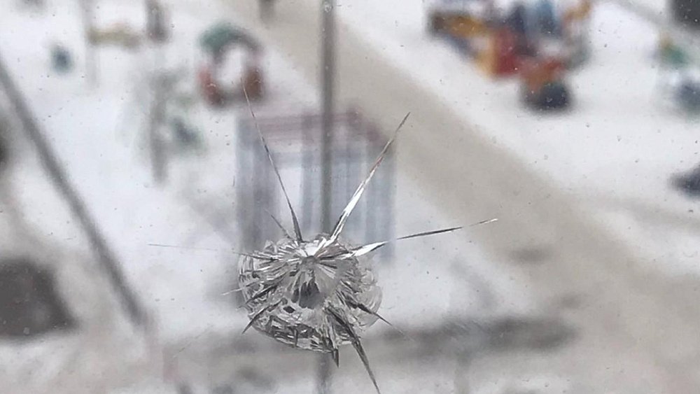 В Челябинске неизвестный обстрелял окна квартир