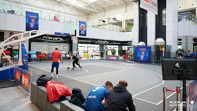 В челябинском ТРК «Алмаз» начался монтаж площадки для проведения турниров по баскетболу 3×3