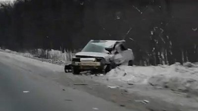 На трассе М-5 в Челябинской области легковушка столкнулась с грузовиком