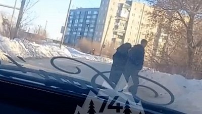 В Челябинске водитель остановился и перевел бабушку через дорогу