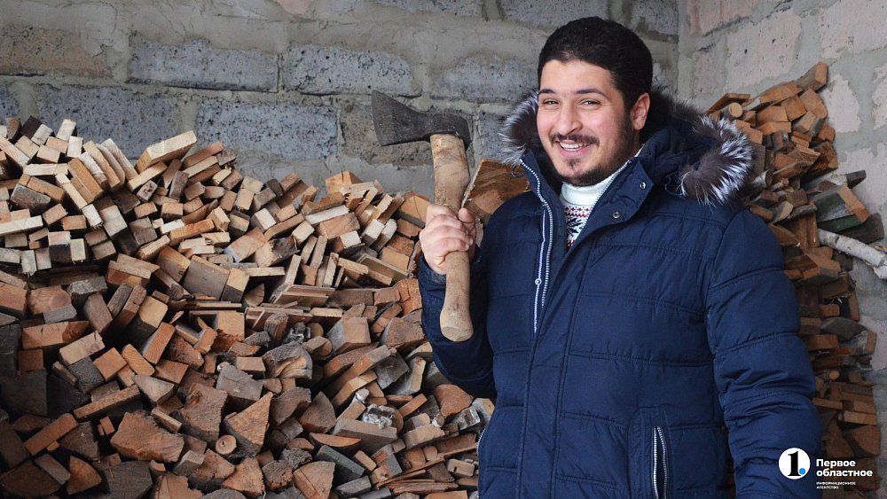 Студент челябинского вуза из Египта отправился в село готовить блины и колоть дрова