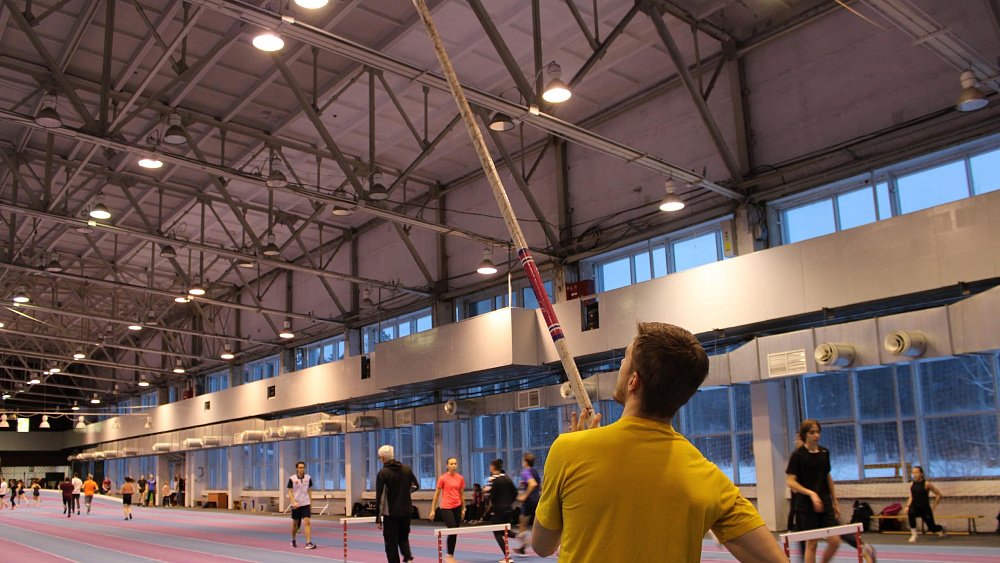 Челябинская школа по легкой атлетике получила шесты для прыжков в высоту