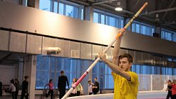 Челябинская школа по легкой атлетике получила шесты для прыжков в высоту