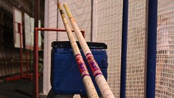 Челябинская школа по легкой атлетике получила шесты для прыжков в высоту